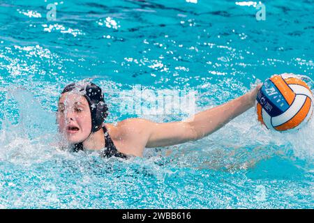 Eindhoven, Paesi Bassi. 9 gennaio 2024. EINDHOVEN, PAESI BASSI - 9 GENNAIO: La francese Juliette Dhalluin durante la partita dei Campionati europei di pallanuoto femminile 2024 tra Grecia e Francia a Pieter van den Hoogenband Zwemstadion il 9 gennaio 2024 a Eindhoven, Paesi Bassi. (Foto di Joris Verwijst/Agenzia BSR) credito: Agenzia BSR/Alamy Live News Foto Stock