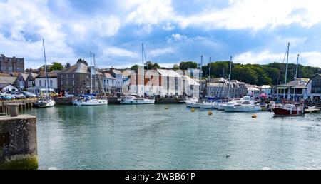 Yacht e barche ormeggiati nel piccolo e grazioso porto di Padstow, Cornwall, Inghilterra Foto Stock