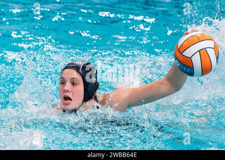 Eindhoven, Paesi Bassi. 9 gennaio 2024. EINDHOVEN, PAESI BASSI - 9 GENNAIO: La francese Juliette Dhalluin durante la partita dei Campionati europei di pallanuoto femminile 2024 tra Grecia e Francia a Pieter van den Hoogenband Zwemstadion il 9 gennaio 2024 a Eindhoven, Paesi Bassi. (Foto di Joris Verwijst/Agenzia BSR) credito: Agenzia BSR/Alamy Live News Foto Stock