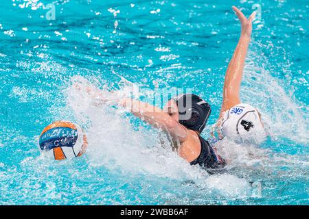 Eindhoven, Paesi Bassi. 9 gennaio 2024. EINDHOVEN, PAESI BASSI - 9 GENNAIO: La Francia Juliette Dhalluin e la Grecia Nikoleta Eleftheriadou durante la partita dei Campionati europei di pallanuoto femminile 2024 tra Grecia e Francia a Pieter van den Hoogenband Zwemstadion il 9 gennaio 2024 a Eindhoven, Paesi Bassi. (Foto di Joris Verwijst/Agenzia BSR) credito: Agenzia BSR/Alamy Live News Foto Stock