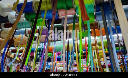 Nastri colorati, nastri in tessuto, treccia, nastri di bias, cavi per cucire o ricci in vetrina Foto Stock