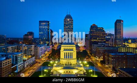 Paesaggio urbano al crepuscolo con edificio storico, Indianapolis Foto Stock