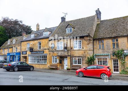 Riponetevi sul villaggio Wold nei Cotswolds, nelle gallerie Cotswold, nel negozio d'arte e nel pub Queens Head Inn, Inghilterra, Regno Unito, 2023 Foto Stock