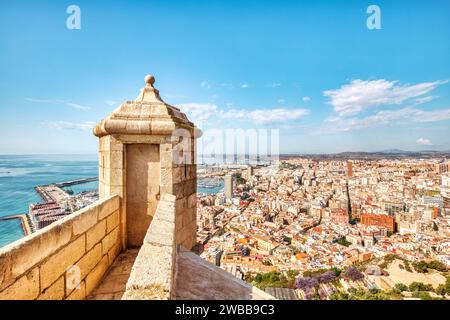 Castello di Santa Barbara con vista aerea panoramica di Alicante, Alicante, Spagna Foto Stock