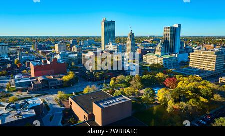 Alba aerea sullo skyline di Fort Wayne con la storica cupola Foto Stock