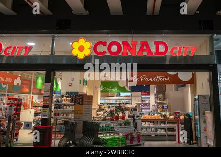 logo del centro commerciale conad, insegna illuminata, periodo di vendita stagionale. Torino, Italia, 9 gennaio 2024 Foto Stock