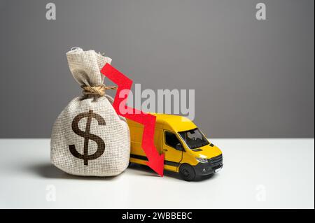 Furgone di consegna e borsa del denaro da un dollaro con la freccia rossa in basso. Riduzione dei profitti derivanti dalla consegna degli ordini online. Settore dei trasporti. Commercio e vendita di beni. L Foto Stock