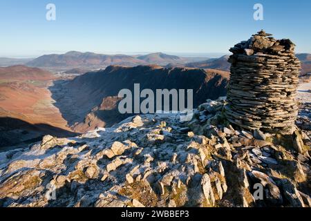 Una vista di Maiden Moor e High Spy dal cairn alla vetta di Dale Head, alla testa della Newland Valley, nell'English Lake District Foto Stock