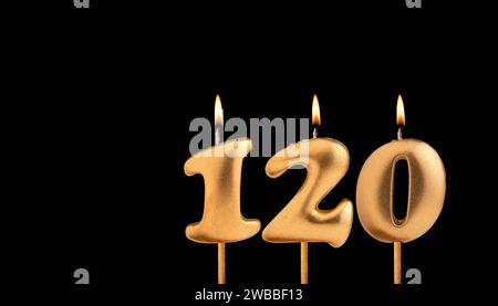 Candela di compleanno numero 120 - celebrazione del compleanno su sfondo nero Foto Stock