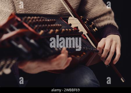 Primo piano di un Nyckelharpa, un intricato strumento tradizionale svedese, suonato da un musicista dedicato Foto Stock