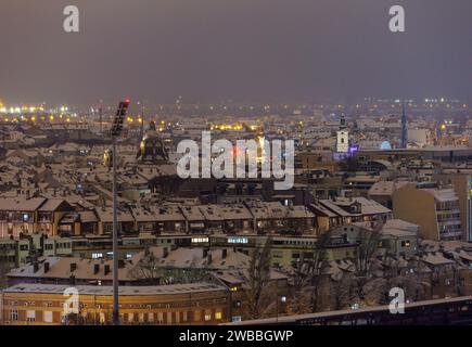 Vista della città notturna dal tetto, Novi Sad Serbia Foto Stock