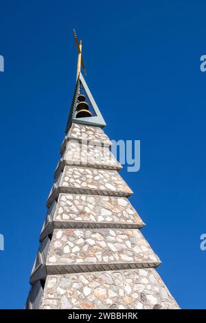 Frank Lloyd Wright progettò la First Christian Church a Phoenix, Arizona. Una finestra in vetro colorato a forma di cactus e un campanile di 120 metri. Foto Stock