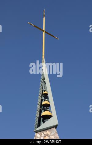 Frank Lloyd Wright progettò la First Christian Church a Phoenix, Arizona. Una finestra in vetro colorato a forma di cactus e un campanile di 120 metri. Foto Stock