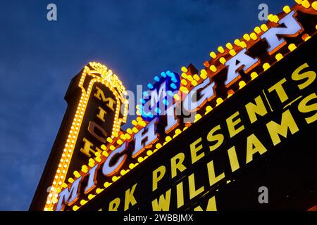 Vintage Theater Marquee at Blue Hour, Neon Glow, Low Angle View Foto Stock