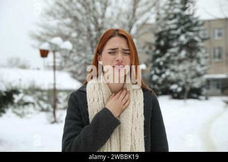 Bella giovane donna che tossisce all'aperto. Sintomi del raffreddore Foto Stock