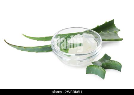 Aloe vera sbucciata in recipiente e pezzi di pianta verde isolati su bianco Foto Stock