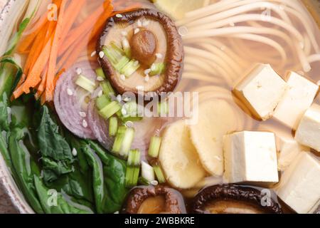 Delizioso ramen vegetariano in ciotola, vista dall'alto Foto Stock