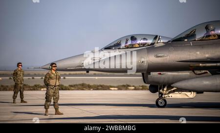 I capi dell'equipaggio della U.S. Air Force si preparano a lanciare due F-16 Fighting Falcons durante l'Exercise Ballast Cannon 24.3, in un luogo non divulgato all'interno dell'area di responsabilità del comando centrale degli Stati Uniti, 8 gennaio 2024. Il Ballast Cannon si verifica quasi trimestralmente con la Royal Bahraini Air Force per supportare le capacità rapide di spedizione dell'aeronautica statunitense integrando Agile Combat Employment Objectives per F-16 Fighting Falcon, KC-135 Stratotanker e il personale di supporto operativo. (Foto U.S. Air Force di Tech. Sgt. Alexander Cook) Foto Stock