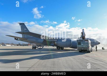 Gli avieri del 191st Aircraft Maintenance Squadron, Michigan Air National Guard, rimuovono il ghiaccio dalla superficie di uno Stratotanker KC-135 il 4 gennaio 2024, a Selfridge Air National Guard base, Michigan. (U.S. Air National Guard Photo by Munnaf H. Joarder) Foto Stock