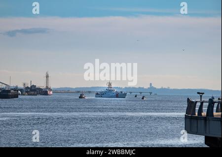 USCGC Melvin Bell (WPC 1155) è scortato nella base della Guardia Costiera statunitense Boston, a Boston, Massachusetts, il 3 gennaio 2023 dalla stazione della Guardia Costiera americana di Boston. Il Melvin Bell è il 55° Fast Response Cutter (FRC) e il sesto e ultimo FRC ad essere saltato a Boston. (Foto della Guardia Costiera degli Stati Uniti di seconda classe Diolanda Caballero) Foto Stock