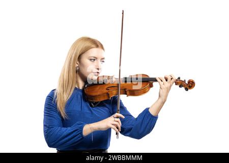 Bella ragazza bionda che suona violino. Violinista femminile isolato su sfondo bianco. Foto Stock