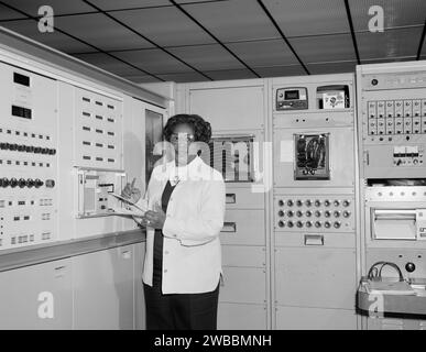 Mary Jackson, la prima ingegnere afroamericana della NASA, ritratto di tre quarti mentre lavorava nel Transonic Aerodynamic Branch, NASA Langley Research Center, Hampton, Virginia, USA, NASA, 1977 Foto Stock