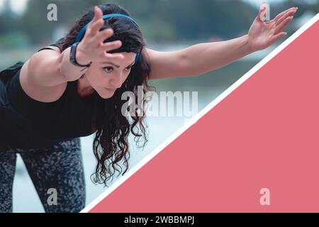 Donna sportiva che fa esercizi di stretching, forte e sano, stendendo le braccia, riscaldamento per l'esercizio nel parco, guardando lontano. Silhouette di giovane A. Foto Stock