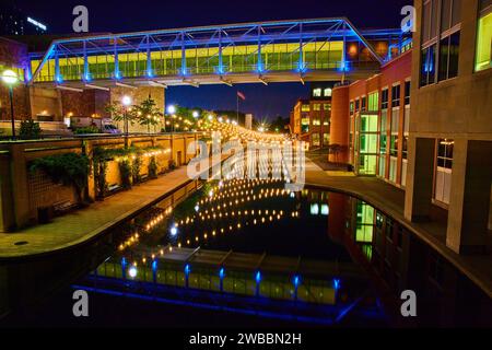 Canale illuminato e Ponte pedonale alla notte di Indianapolis Foto Stock