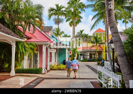 I pensionati passeggiano in Tropical Nassau Street Foto Stock