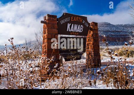 Cartello di Kanab City con nuvole che coprono la montagna: Kanab, Utah Foto Stock