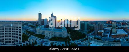 Panorama aereo all'alba sullo skyline di Indianapolis e sul tribunale Foto Stock