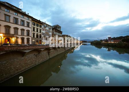 Fiume Arno con ponti ed edifici circostanti a Firenze, Italia Foto Stock