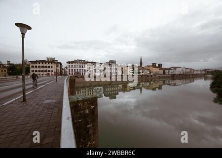 Fiume Arno con ponti ed edifici circostanti a Firenze, Italia Foto Stock