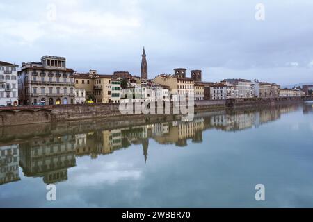 Fiume Arno con ponti ed edifici circostanti a Firenze, Italia Foto Stock