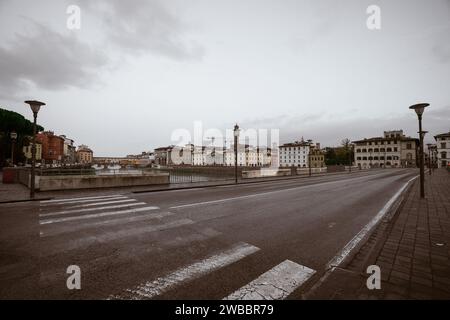 Fiume Arno con ponti ed edifici circostanti a Firenze, Italia Foto Stock