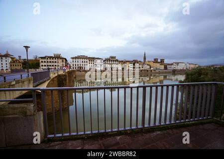 Fiume Arno con ponti ed edifici circostanti a Firenze, Italia Foto Stock