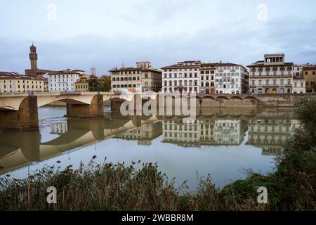 Fiume Arno con ponti ed edifici circostanti a Firenze, Italia Foto Stock