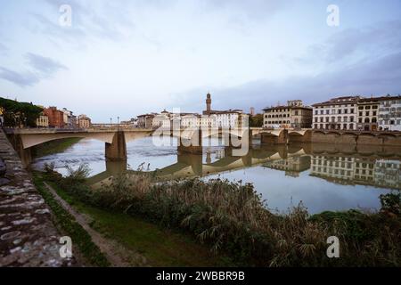 Fiume Arno con ponti ed edifici circostanti a Firenze, Italia Foto Stock