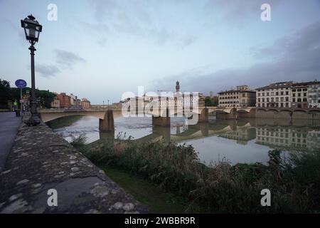 Fiume Arno con ponti ed edifici circostanti a Firenze, Italia Foto Stock