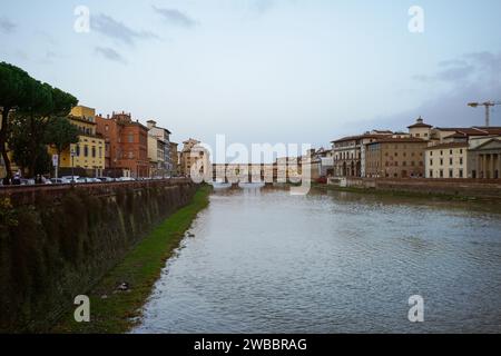 Fiume Arno con ponti ed edifici circostanti a Firenze, Italia Foto Stock