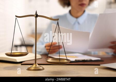 Notaio con documenti sul posto di lavoro in ufficio, concentrarsi sulla scala della giustizia Foto Stock