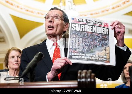 Washington, Stati Uniti. 9 gennaio 2024. Il senatore degli Stati Uniti John Barrasso (R-WY) tiene una copia del New York Post con il titolo "resa" mentre parla a una conferenza stampa della leadership del Senate Caucus al Campidoglio degli Stati Uniti. Credito: SOPA Images Limited/Alamy Live News Foto Stock