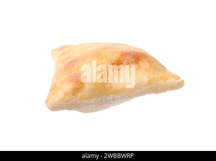 Un delizioso samosa isolato su bianco. Pasticceria fatta in casa Foto Stock