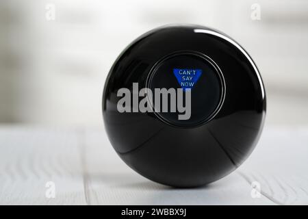 Magic Eight Ball con previsione non può dire ora sul tavolo leggero, primo piano Foto Stock