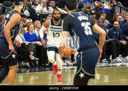 Orlando, Florida, USA, 9 gennaio 2024, la guardia dei Minnesota Timberwolves Mike Conley #10 corre avanti all'Amway Center. (Foto Credit: Marty Jean-Louis/Alamy Live News Foto Stock