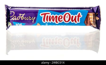 Winneconne, WI - 9 gennaio 2024: Un pacchetto di Cadbury Time Out Candy Bar su uno sfondo isolato. Foto Stock