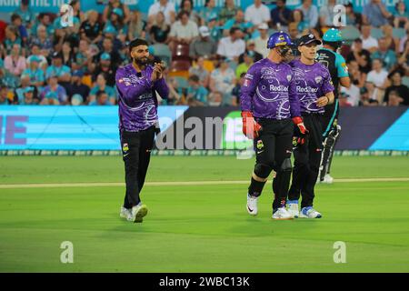 Brisbane, Australia. 7 gennaio 2024. Nikhil Chaudhary (Hobart) festeggia dopo aver preso il wicket di Mac Wright (Brisbane) Foto Stock