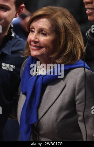 Washington, DC, USA. 9 gennaio 2024. Nancy Pelosi fu vista alla partita di Georgetown vs. Seton Hall Men's NCAA dove i Georgetown Alumni furono onorati, incluso Pelosi alla Capital One Arena di Washington, DC il 9 gennaio 2024. Crediti: Mpi34/Media Punch/Alamy Live News Foto Stock