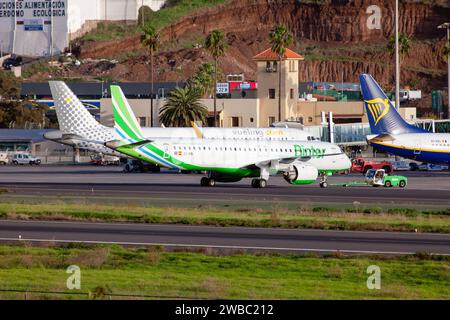 Un Binter Canarias Embraer 190-400STD che si spinge indietro dal terminal dell'aeroporto Norte-Los Rodeos di Tenerife. Situato a San CristÛbal de la Laguna, Tenerife North è il secondo aeroporto dell'isola che collega principalmente l'isola con la Spagna continentale ed è un hub per i voli di collegamento con le Isole Canarie. Foto Stock