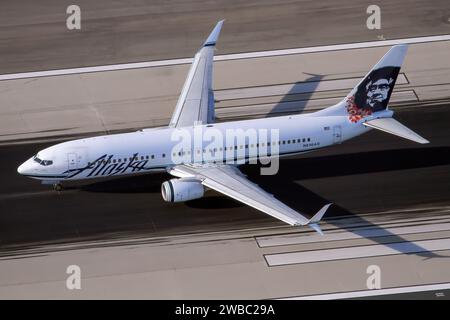 Los Angeles, Stati Uniti. 31 agosto 2015. Un Boeing 737-800 Alaska Airlines sulla pista dell'aeroporto internazionale di Los Angeles. Alaska Airlines ha temporaneamente messo a terra la sua flotta di aeromobili Boeing 737-9 dopo che uno dei suoi aerei ha effettuato un atterraggio di emergenza in Oregon. (Foto di Fabrizio Gandolfo/SOPA Images/Sipa USA) credito: SIPA USA/Alamy Live News Foto Stock